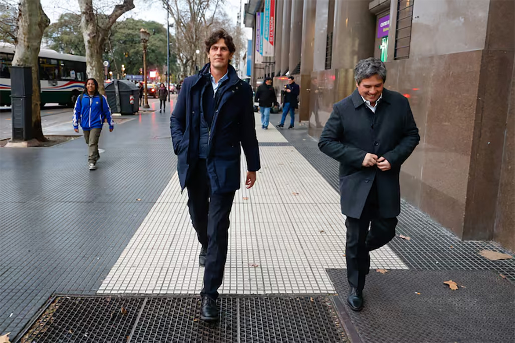 Martín Lousteau sale de la Bicameral de Inteligencia, en el edificio anexo de la cámara del Senado de la Nación.