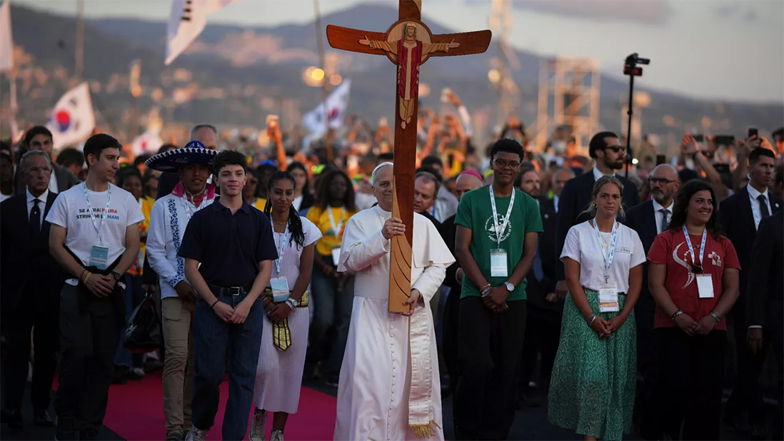 Cientos de miles de jóvenes católicos asisten a la vigilia del Papa León XIV en el festival juvenil del Año Santo.