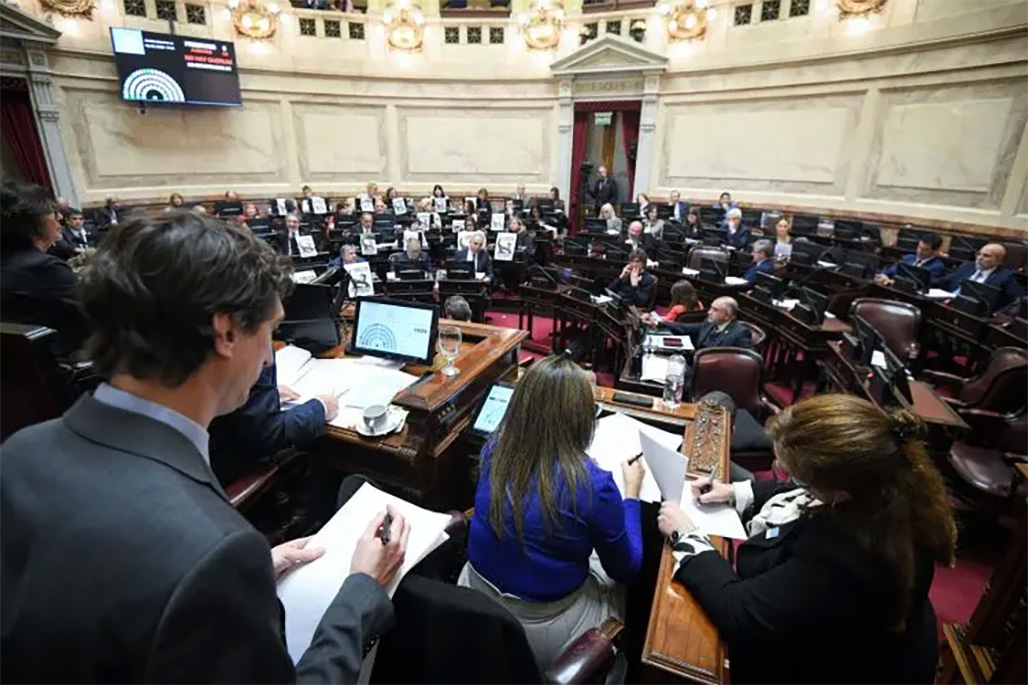 Postales de la última sesión, donde por momentos no anduvo el sistema electrónico y se votó a viva voz.