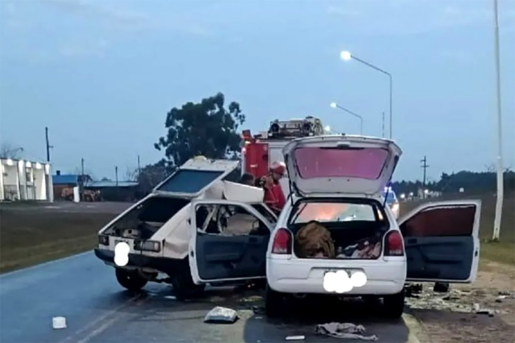 El accidente de tránsito se produjo en la ruta de acceso a la ciudad de Federación. Estuvieron involucrados un VW Gol Volkswagen y un Fiat Spacio 147.