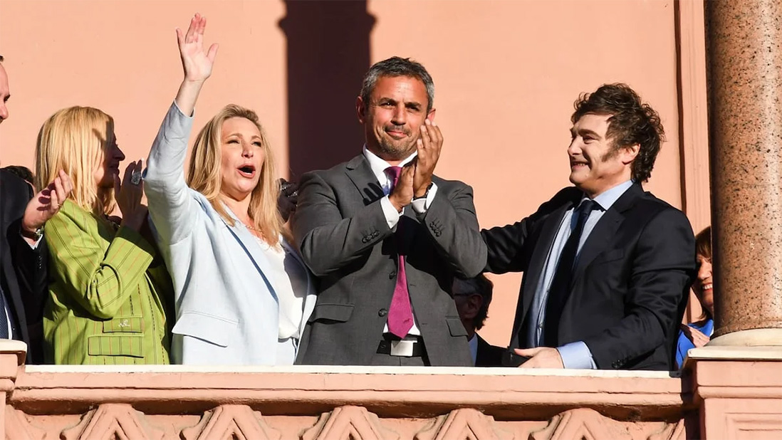 Karina Milei, Martín Menem y Javier Milei en el balcón de la Casa Rosada en 2024.