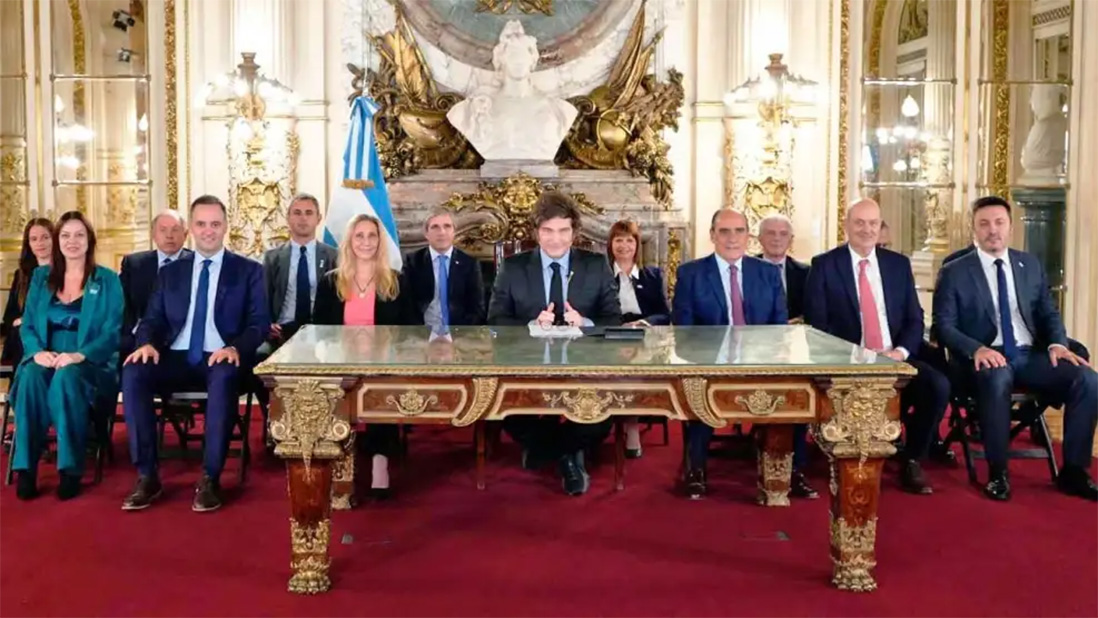 El presidente Javier Milei rodeado por su gabinete.