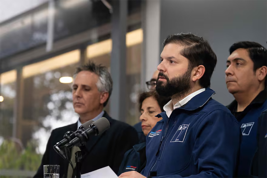 Imagen difundida por la Oficina de Prensa de la Presidencia de Chile muestra al presidente Gabriel Boric hablando desde el Centro Integrado de Operaciones Estratégicas de Codelco en Rancagua, Chile, el 3 de agosto de 2025.