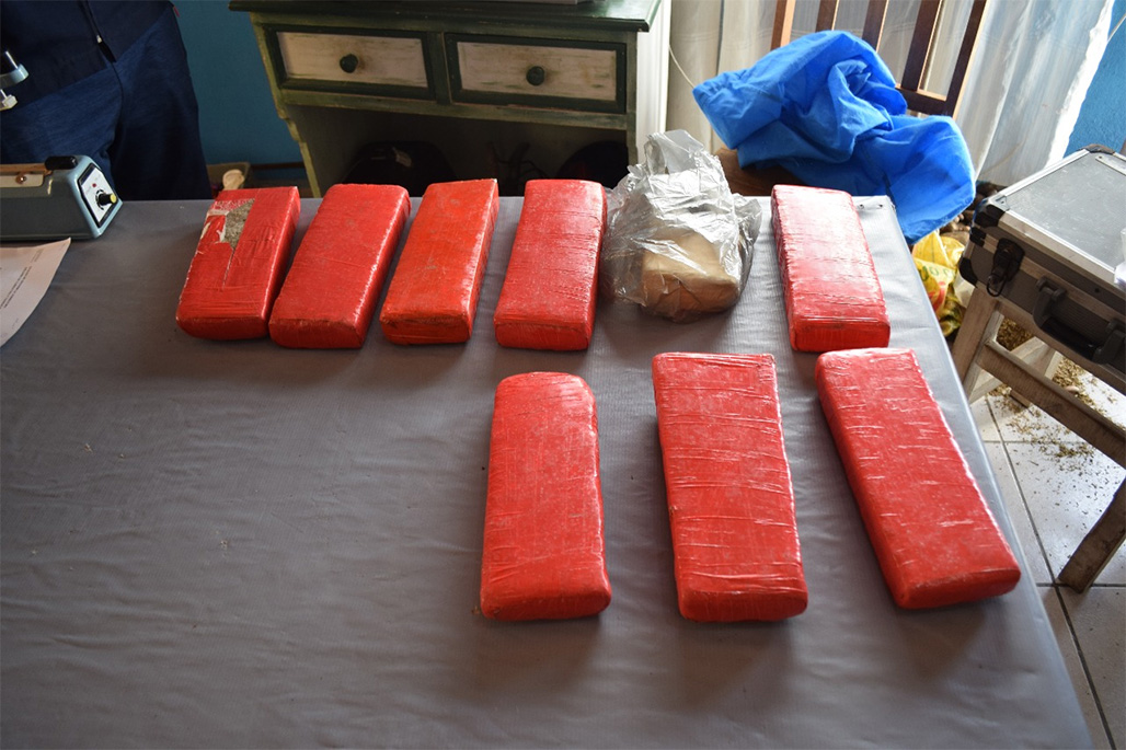 El operativo antidrogas en Gualeguaychú concluyó en primera instancia con 5 detenidos y poco más de 7 kilos de marihuana, entre otros elementos.