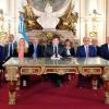 El presidente Javier Milei rodeado por su gabinete.