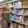 Aumentos. Los alimentos y bebidas ascendieron 2,1%. La disparada del dólar y la aceleración de precios acorralan al ministro de Economía, Luis Caputo.