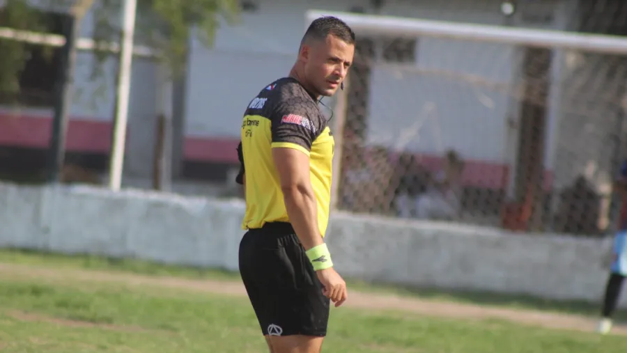 Maximiliano Durán, el árbitro profesional que paró la pelota tras amenazas en el Grella Maximiliano Durán, el árbitro profesional que paró la pelota tras amenazas en el Grella
