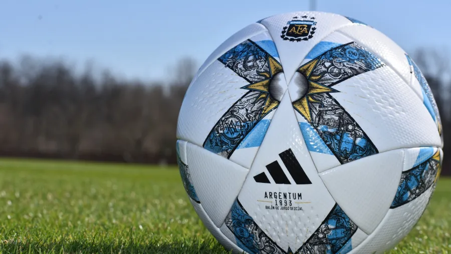 La AFA presentó la nueva pelota del fútbol argentino con las tres estrellas La AFA presentó la nueva pelota del fútbol argentino con las tres estrellas