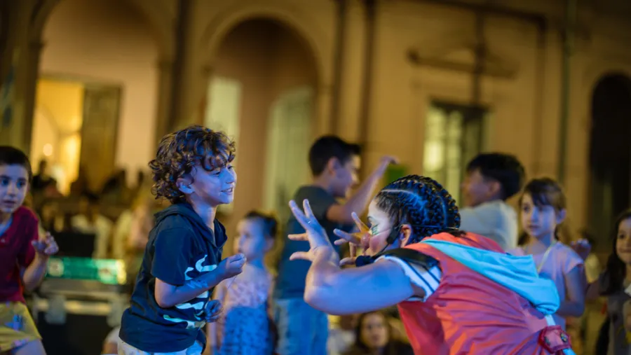 En la Plaza Alvear se llevó a cabo un espectáculo gratuito de danza y música. En la Plaza Alvear se llevó a cabo un espectáculo gratuito de danza y música.