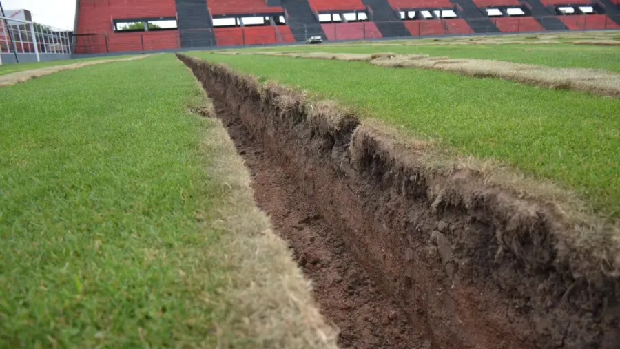 Patronato comenzó nuevas obras en el césped del estadio Presbítero Bartolomé Grella Patronato comenzó nuevas obras en el césped del estadio Presbítero Bartolomé Grella