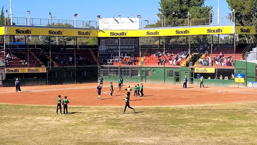 Con acción en cuatro diamantes, comenzó el torneo de sóftbol infantil en Paraná
