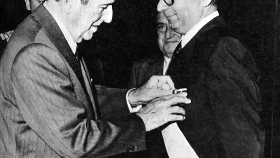 Juan Domingo Perón condecora con la Orden del Libertador a Licio Gelli, gran maestre de la Logia Propaganda Due, en 1973 (Archivo General de la Nación). Juan Domingo Perón condecora con la Orden del Libertador a Licio Gelli, gran maestre de la Logia Propaganda Due, en 1973 (Archivo General de la Nación).