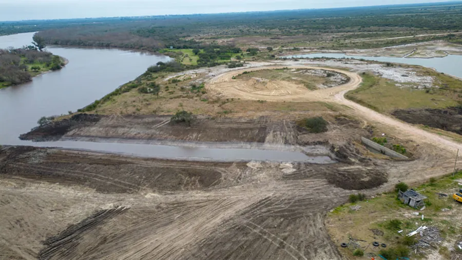 Con máquinas retroexcavadoras, Amarras desvío el cauce del río Gualeguaychú para apropiarse de ese bien natural y llenar su laguna artificial. Ahora la Justicia le dio un plazo de cinco días para restablecer dicho cauce a su estado anterior. Con máquinas retroexcavadoras, Amarras desvío el cauce del río Gualeguaychú para apropiarse de ese bien natural y llenar su laguna artificial. Ahora la Justicia le dio un plazo de cinco días para restablecer dicho cauce a su estado anterior.