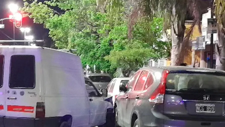 Un hombre falleció tras colisionar con un colectivo y dos autos en Paraná. Un hombre falleció tras colisionar con un colectivo y dos autos en Paraná.