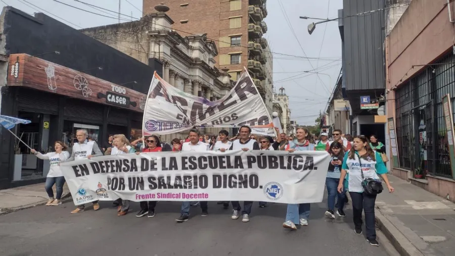 Agmer) rechazó este sábado “la decisión revanchista y persecutoria de avanzar en los descuentos por días de paro”. Agmer) rechazó este sábado “la decisión revanchista y persecutoria de avanzar en los descuentos por días de paro”.