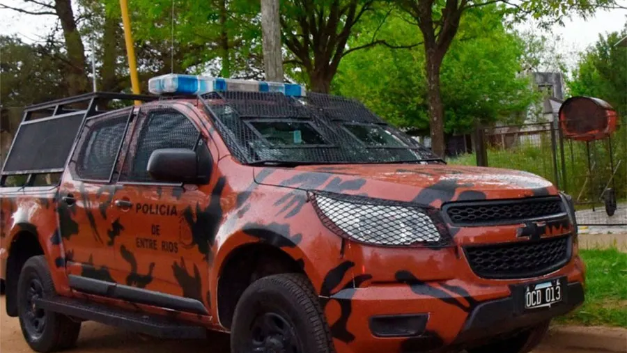 En más de quince allanamientos se logró detener a veinte personas sospechada de integrar una banda que robaba y comercializaba armas y drogas con complicidad de algunos Policías.