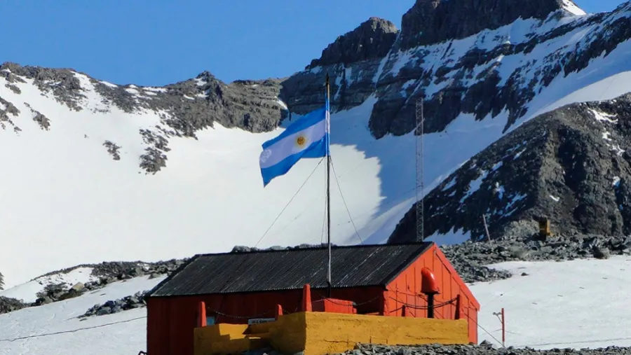 La Base cuenta con una población integrada por militares y civiles, y funciona allí una escuela y una emisora de Radio Nacional. La Base cuenta con una población integrada por militares y civiles, y funciona allí una escuela y una emisora de Radio Nacional.