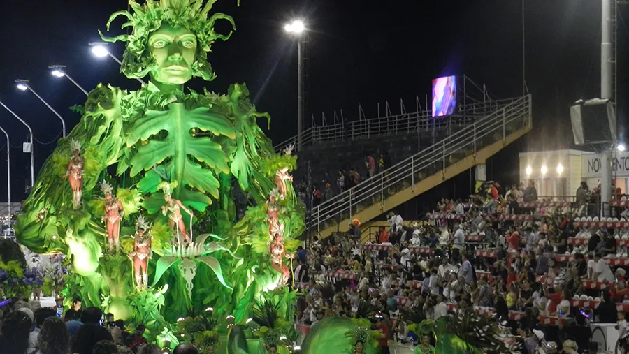 Marí Marí (Club Central Entrerriano) abrió la novena y anteúltima noche del mejor Carnaval del País.