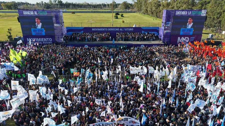 Miles de personas acompañaron a Kicillof en el lanzamiento del Movimiento Derecho al Futuro. Miles de personas acompañaron a Kicillof en el lanzamiento del Movimiento Derecho al Futuro.