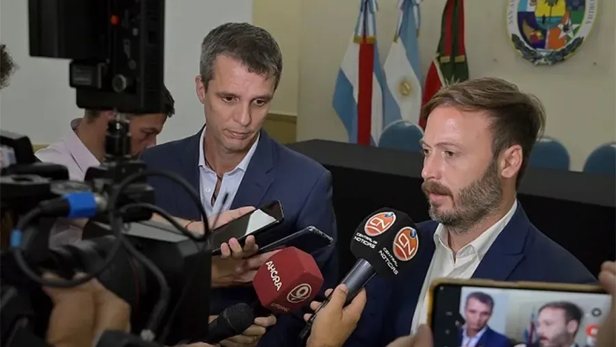 Imagen de archivo del intendente saliente, Enrique Cresto y el intendente electo, Francisco Azcué. Imagen de archivo del intendente saliente, Enrique Cresto y el intendente electo, Francisco Azcué.