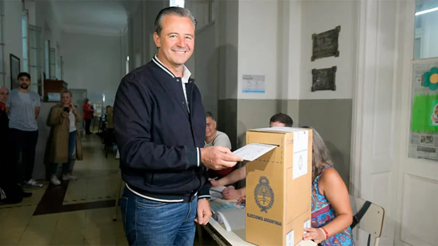Adán Bahl votó en la Escuela Belgrano de Paraná. “Se pone en juego el futuro de los argentinos, de los entrerrianos, todos tenemos que aspirar que ese futuro sea con desarrollo, trabajo, en paz, armonía y unión”, expresó. Adán Bahl votó en la Escuela Belgrano de Paraná. “Se pone en juego el futuro de los argentinos, de los entrerrianos, todos tenemos que aspirar que ese futuro sea con desarrollo, trabajo, en paz, armonía y unión”, expresó.