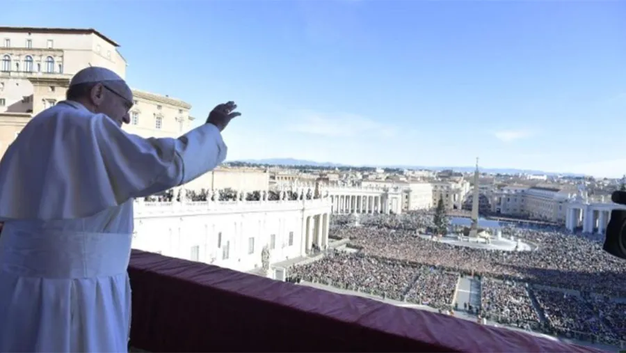 El papa Francisco imparte la bendición Urbi et Orbi desde la Basílica de San Pedro. El papa Francisco imparte la bendición Urbi et Orbi desde la Basílica de San Pedro.