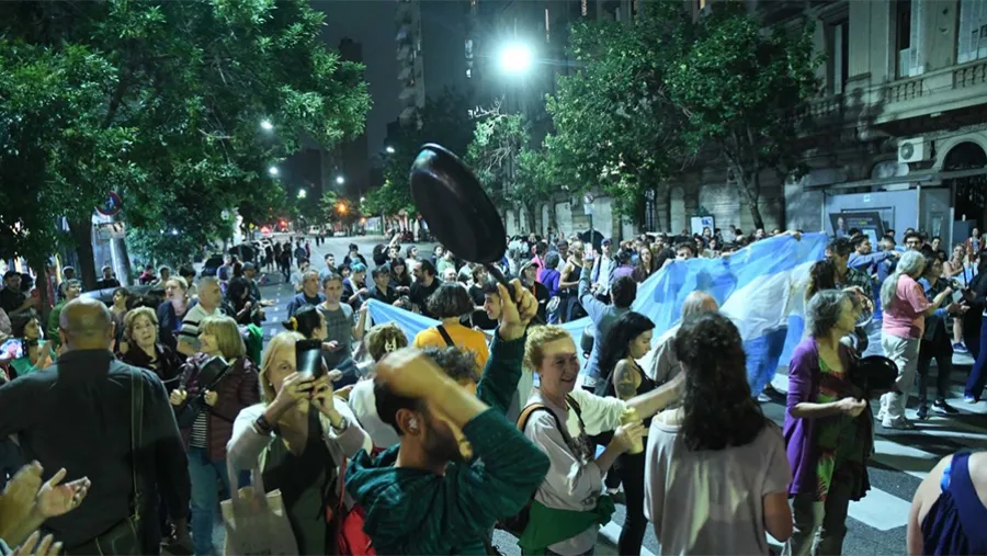 Se registraron cacerolazos en distintos puntos de Buenos Aires y en otras provincias luego de la cadena nacional de Javier Milei. Se registraron cacerolazos en distintos puntos de Buenos Aires y en otras provincias luego de la cadena nacional de Javier Milei.