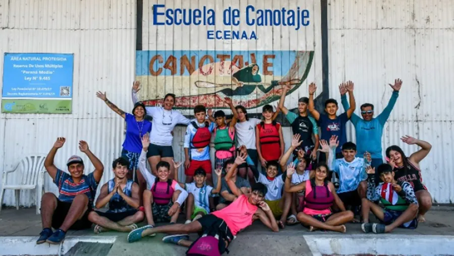 Alumnos de la Escuela Municipal de Canotaje unieron por el río Villa Urquiza y Paraná Alumnos de la Escuela Municipal de Canotaje unieron por el río Villa Urquiza y Paraná