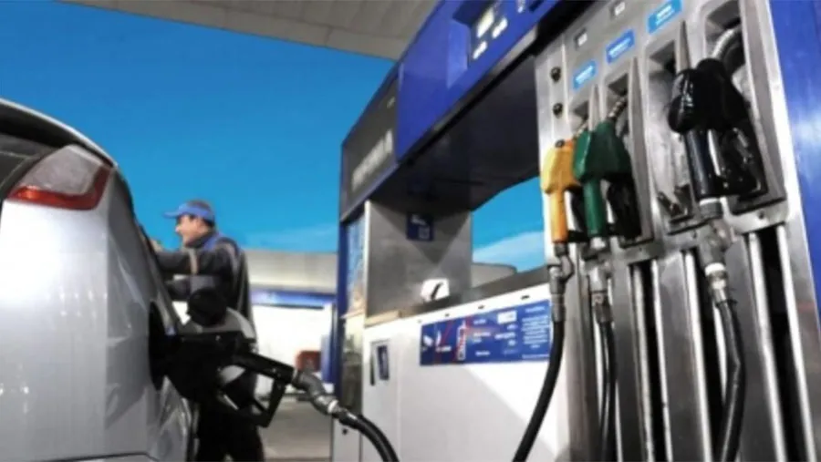 El incremento en los impuestos a la nafta sin plomo, la nafta virgen y el gasoil marca el inicio de un ajuste que amenaza con encarecer el transporte de mercaderías en todo el país. El incremento en los impuestos a la nafta sin plomo, la nafta virgen y el gasoil marca el inicio de un ajuste que amenaza con encarecer el transporte de mercaderías en todo el país.