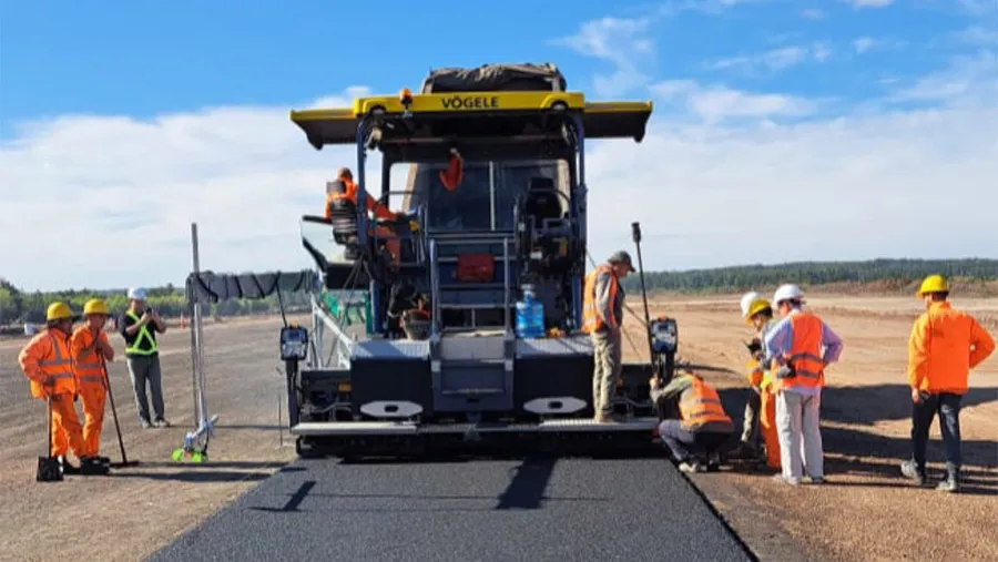 Comenzó el proceso de asfaltado de la nueva pista del Aeropuerto Comodoro Pierrestegui de Concordia. Comenzó el proceso de asfaltado de la nueva pista del Aeropuerto Comodoro Pierrestegui de Concordia.