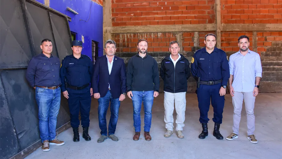 Las autoridades visitaron la propiedad donde antes funcionaba un bunker narco y ahora será transformado en un taller policial y destacamento. Las autoridades visitaron la propiedad donde antes funcionaba un bunker narco y ahora será transformado en un taller policial y destacamento.