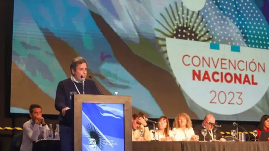 La Convención Nacional de la UCR se pronunció en contra de la Ley Ómnibus y complicó la estrategia de La Libertad Avanza. La Convención Nacional de la UCR se pronunció en contra de la Ley Ómnibus y complicó la estrategia de La Libertad Avanza.