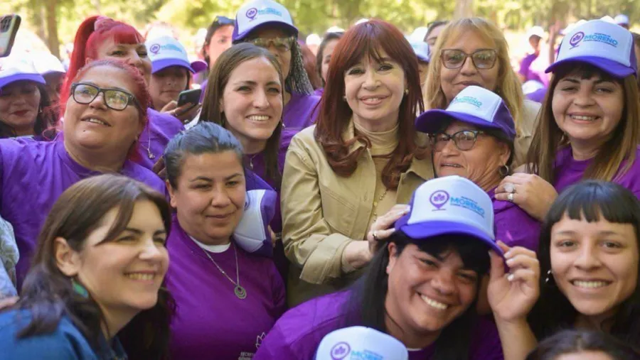 Cristina Kirchner, junto a mujeres que son promotoras de género en los barrios. Cristina Kirchner, junto a mujeres que son promotoras de género en los barrios.