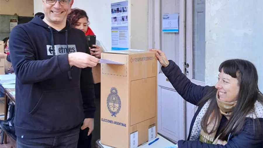 Dante Klocker al emitir su voto en la Escuela Moreno de Paraná. Dante Klocker al emitir su voto en la Escuela Moreno de Paraná.
