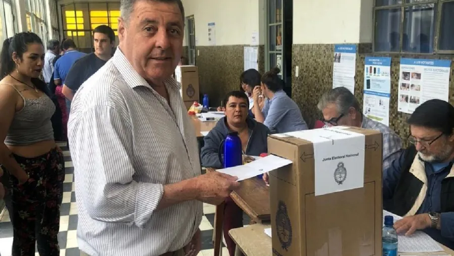 Alfredo De Ángeli votando Alfredo De Ángeli votando