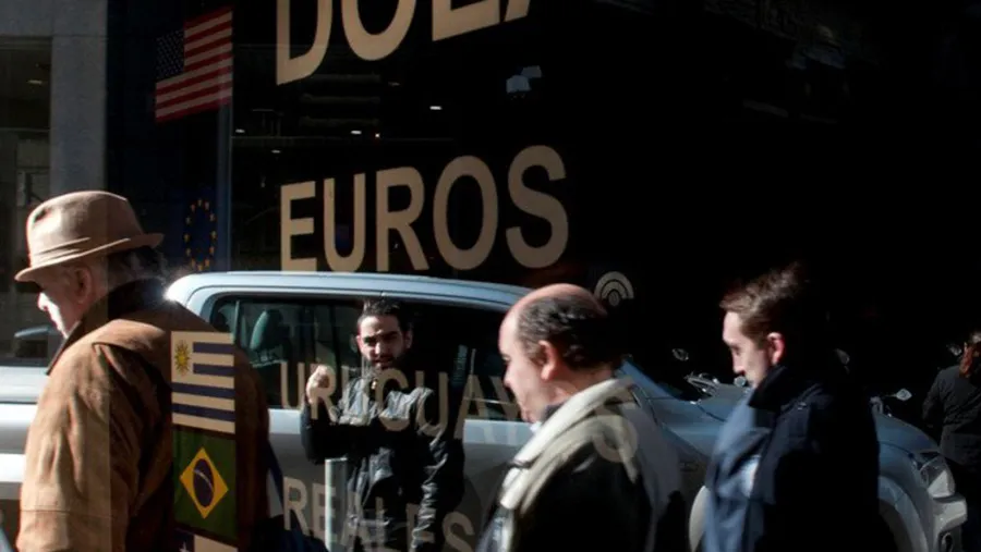 Alta demanda de dólares, una constante de las últimas semanas. Para mañana, los bancos reforzaron la liquidez en toda su red e incluso algunas entidades consideran extender el horario de atención al público. Alta demanda de dólares, una constante de las últimas semanas. Para mañana, los bancos reforzaron la liquidez en toda su red e incluso algunas entidades consideran extender el horario de atención al público.