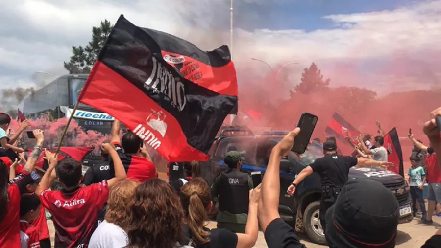 Despedido por una multitud, Colón de Santa Fe partió a Asunción para la gran final Despedido por una multitud, Colón de Santa Fe partió a Asunción para la gran final