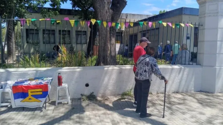 A la espera de los resultados oficiales, los boca de urna confirman los sondeos previos, que hablaban de una holgada diferencia de la izquierda opositora sobre el candidato liberal. A la espera de los resultados oficiales, los boca de urna confirman los sondeos previos, que hablaban de una holgada diferencia de la izquierda opositora sobre el candidato liberal.