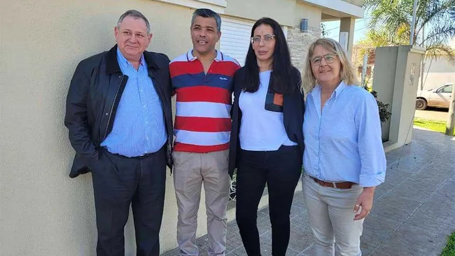 Fabián Rogel rodeado de autoridades partidarias en el encuentro realizado hoy en Federal. Fabián Rogel rodeado de autoridades partidarias en el encuentro realizado hoy en Federal.