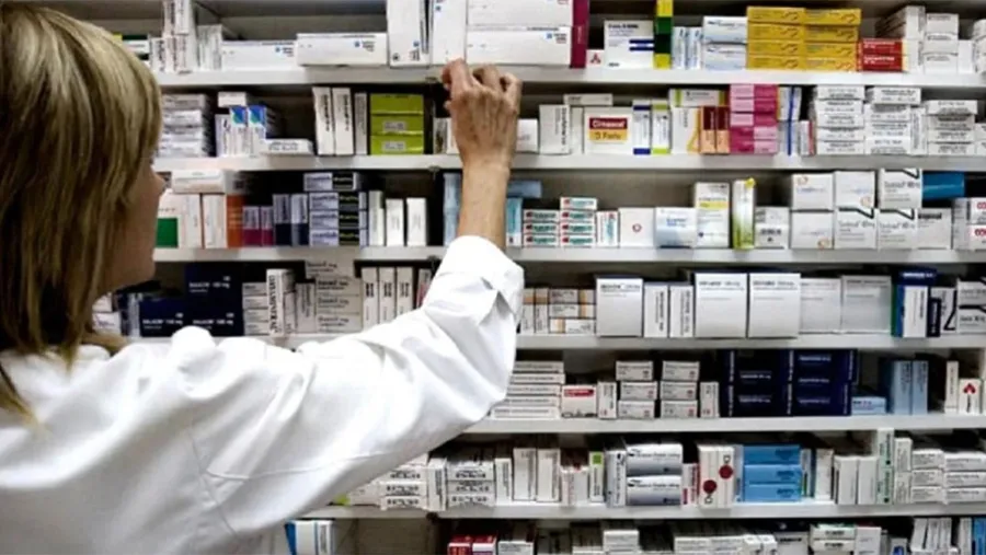 Ir a la farmacia ya es casi prohibitivo para muchos “bolsillos”, incluso clase media. la “desregulación” llevó los medicamentos a precios siderales para la economía argentina. Ir a la farmacia ya es casi prohibitivo para muchos “bolsillos”, incluso clase media. la “desregulación” llevó los medicamentos a precios siderales para la economía argentina.
