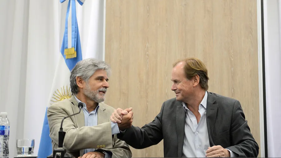 El ministro de Ciencia, Daniel Filmus y el gobernador Gustavo Bordet se saludan luego de anunciar una inversión de 283 millones de pesos para la construcción del Centro Tecnológico Nacional del Arroz en Entre Ríos. El ministro de Ciencia, Daniel Filmus y el gobernador Gustavo Bordet se saludan luego de anunciar una inversión de 283 millones de pesos para la construcción del Centro Tecnológico Nacional del Arroz en Entre Ríos.