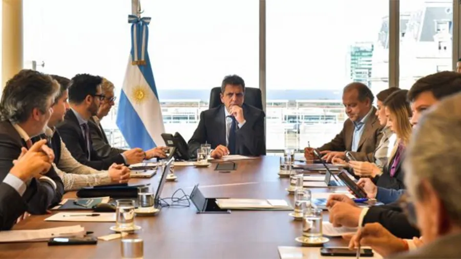 Una delegación del Ministerio de Economía viajará mañana a Washington con el objetivo de cerrar la negociación técnica con el FMI, para luego avanzar para el viernes con un nuevo acuerdo. Una delegación del Ministerio de Economía viajará mañana a Washington con el objetivo de cerrar la negociación técnica con el FMI, para luego avanzar para el viernes con un nuevo acuerdo.