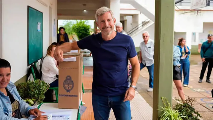 Rogelio Frigerio votó en la Escuela N° 1 “Gregoria Matorras de San Martín”, de Villa Paranacito. Rogelio Frigerio votó en la Escuela N° 1 “Gregoria Matorras de San Martín”, de Villa Paranacito.