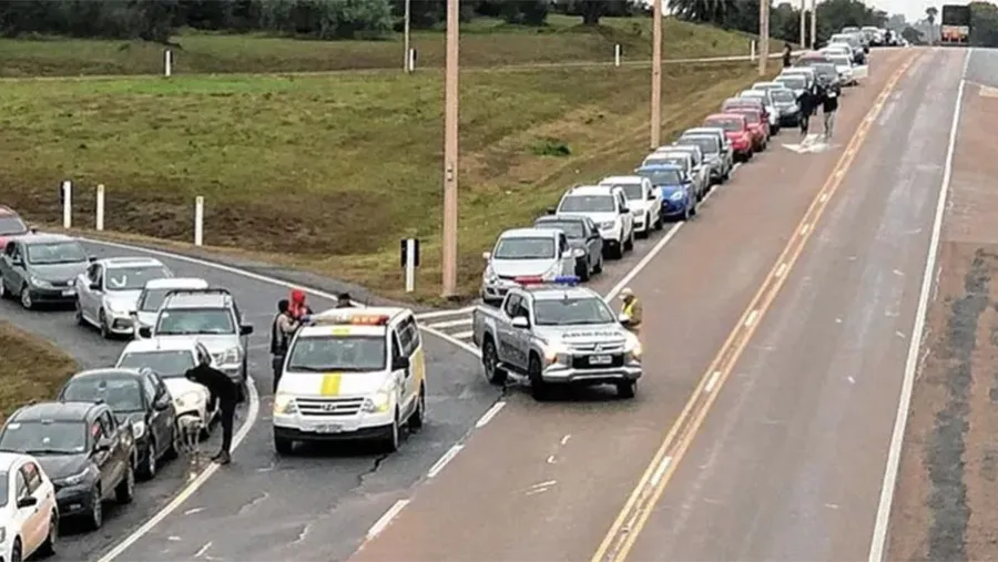 Ayer se inició el fin de semana largo en Uruguay. Y los orientales eligieron a la Argentina. Hay largas colas en los ingresos en los puentes. Ayer se inició el fin de semana largo en Uruguay. Y los orientales eligieron a la Argentina. Hay largas colas en los ingresos en los puentes.