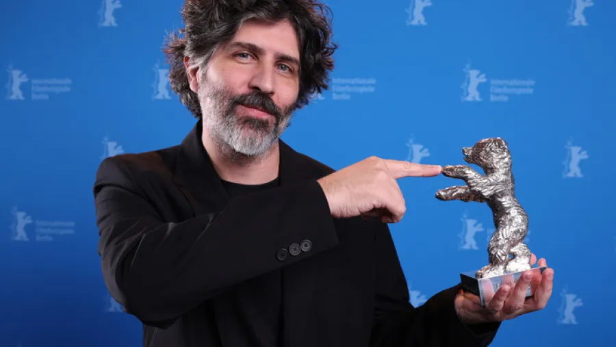 El director argentino Iván Fund con el Oso de Plata de la Berlinale. El director argentino Iván Fund con el Oso de Plata de la Berlinale.