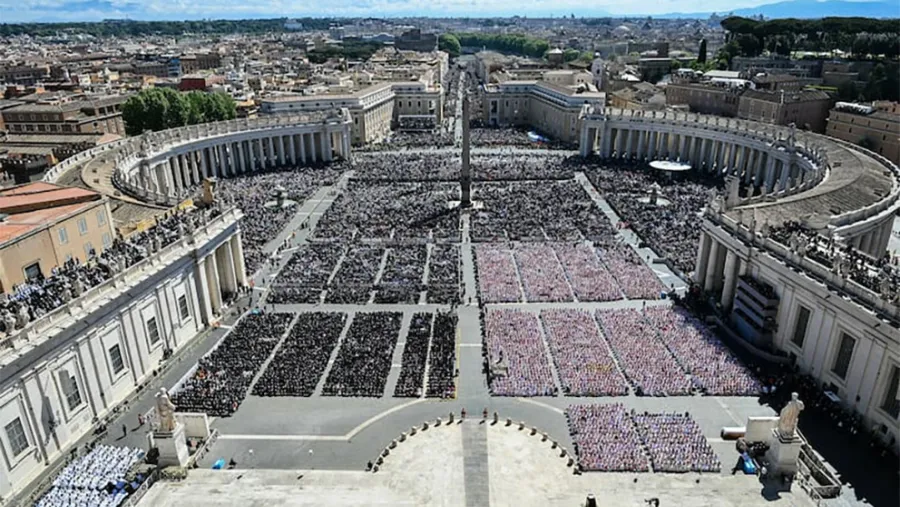 La imagen captada desde la Basílica de San Pedro muestra una vista general del ataúd del difunto Papa Francisco durante la ceremonia fúnebre en la Plaza de San Pedro. La imagen captada desde la Basílica de San Pedro muestra una vista general del ataúd del difunto Papa Francisco durante la ceremonia fúnebre en la Plaza de San Pedro.