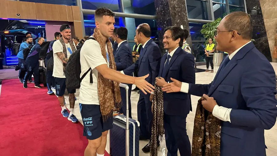 Fútbol: Argentina llegó a Indonesia para el segundo amistoso de su gira por Asia Fútbol: Argentina llegó a Indonesia para el segundo amistoso de su gira por Asia
