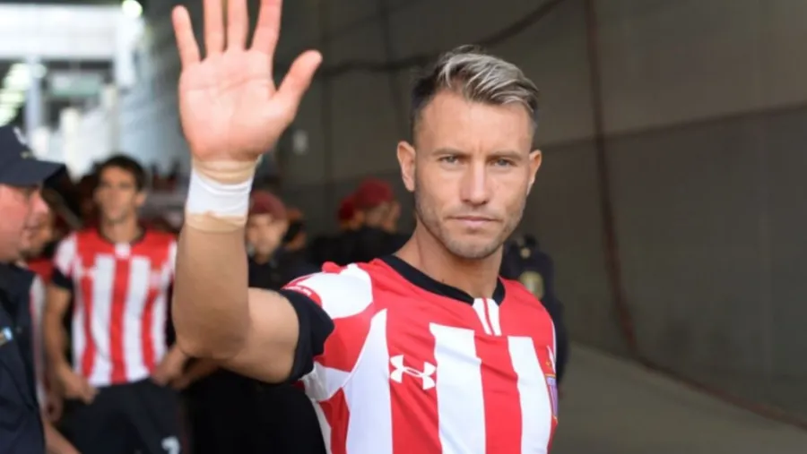 Gastón Fernández A los 36 años, la “Gata” Fernández anunció su retiro del fútbol