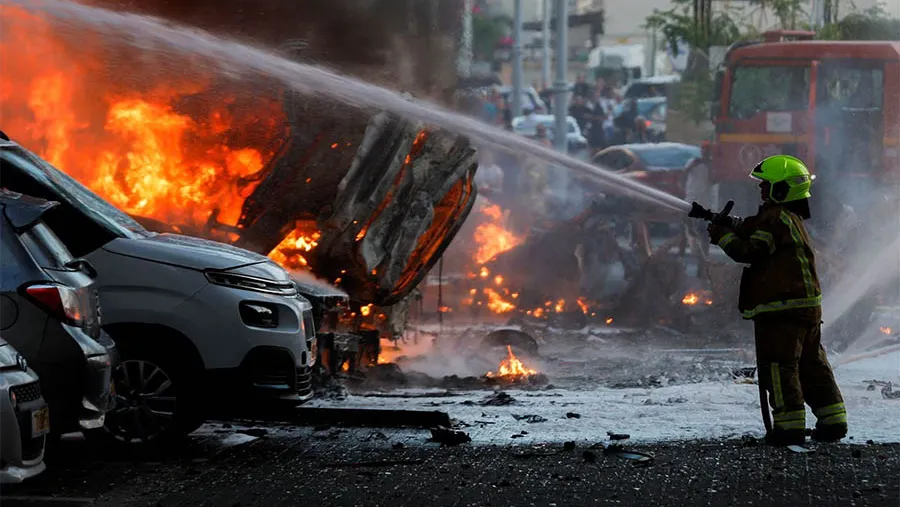 Los lanzamientos de cohetes desde Gaza provocaron innumerables incendios. En la imagen un bombero apaga las llamas de varios vehículos tras el ataque palestino en la ciudad israelí de Ashkelón. Los lanzamientos de cohetes desde Gaza provocaron innumerables incendios. En la imagen un bombero apaga las llamas de varios vehículos tras el ataque palestino en la ciudad israelí de Ashkelón.