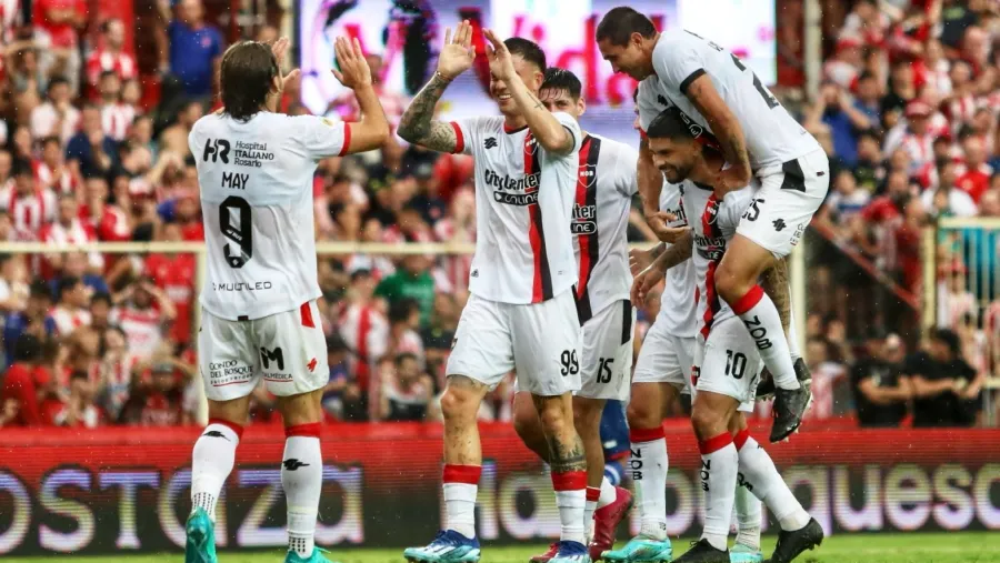 Con tres goles de Juan Ramírez, Newell’s no perdonó los errores de Unión para seguir líder Con tres goles de Juan Ramírez, Newell’s no perdonó los errores de Unión para seguir líder